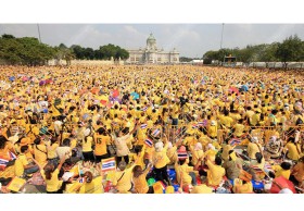 'ในหลวง พระราชินี' เสด็จออกมหาสมาคม 5 ธันวา