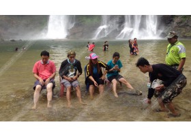 ชวนเที่ยวน้ำตกสวย ทำ 'สปาเท้า'​ โดยปลานับแสนตัว