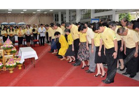 เหล่าพสกนิกร ‘ถวายพระพร’ พระเจ้าอยู่หัว