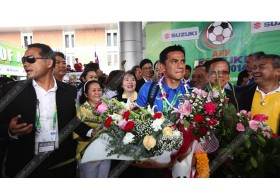 'ช้างศึก' ถึงไทย!! มหาชนแห่รับฉลองแชมป์ 'ซูซูกิ คัพ'