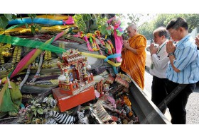 พระเกจิดังทำพิธี ย้ายจุดเซ่นไหว้ผีโค้ง100ศพ