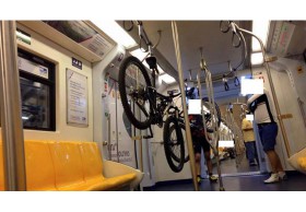 สุดพิเรนทร์! แขวนจักรยาน บนห่วงจับรถไฟฟ้า