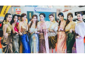 ฮือฮา สะดุดตา ส่องพริตตี้ชุดไทย ก็มีได้ในงาน มอเตอร์โชว์ 2015