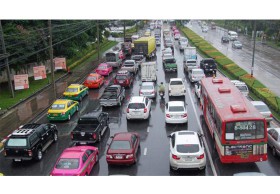 กทม.ฝนกระจาย รถหนึบ-อุบัติเหตุ หลายจุด