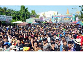 สงกรานต์กลางแดด! แห่เล่นน้ำรอบองค์พระฯ-วันไหลบ้านเพ