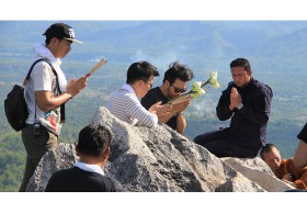 น้าเน็ก นำทีม ไทยแลนด์ก็อตทาเลนต์ ขอขมารอยพระพุทธบาทลำปาง