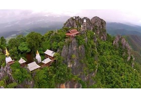ไขความลับ! อะไรที่ทำให้ 'พิธีกรดัง' ถูกด่า 10 ข้อปริศนา 'รอยพระพุทธบาทปู่ผาแดง'