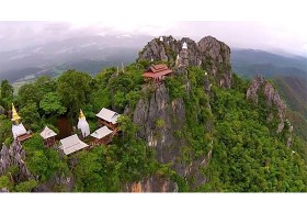 ไขความลับ อะไรที่ทำให้ พิธีกรดัง ถูกด่า 10 ข้อปริศนา รอยพระพุทธบาทปู่ผาแดง