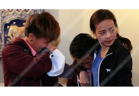 'มาดามแป้ง' กอดคอแข้งสาวไทยร่ำไห้ หลังตกรอบบอลโลก