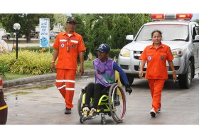 ‘ลุงหมี’ สู้ไม่ถอย! แม้ท้องเสีย ปั่นวีลแชร์ถึงเพชรบุรี มุ่งหน้าศิริราช