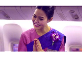 ถามกันทั้งโลกเธอเป็นใคร? แอร์สาวการบินไทย โผล่ MV เกิร์ลสเจนฯ (ชมคลิป)