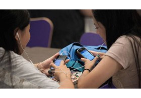 แค่ 3 ขั้นตอน ชุบชีวิตสายชาร์จ-หูฟังให้สะอาดเอี่ยม เหมือนเพิ่งแกะกล่อง!