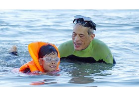 ปีติภาพถ่ายหาชมยาก สมเด็จพระบรมฯ ทรงสอน องค์ที ว่ายน้ำ