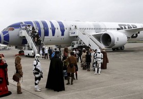 ประมวลภาพ ANA พาแฟนสตาร์วอร์สขึ้นเครื่อง R2-D2 ANA JET เที่ยวบินพิเศษ
