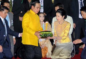 'บิ๊กตู่' ลอยกระทง ขอสิ่งไม่ดีออกไป- 'ปู' พาน้องไปป์ เที่ยวท่าน้ำนนท์