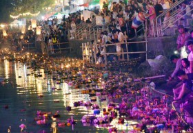 ทั่วไทยคึก! คนแห่ลอยกระทงแน่น ยามค่ำคืน ขอหมดทุกข์โศก