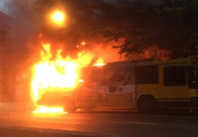 ไฟไหม้รถเมล์ ปอ.38 ปากซอยลาดพร้าว 7 คุมเพลิงได้แล้ววอดหมดไร้เจ็บตาย