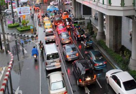ฝนตกแต่เช้า จร.หนึบ อุบัติเหตุ, รถเสีย - แยกเกียกกายสัญญาณไฟเสียทุกด้าน