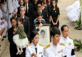 คลื่นมหาชนร่วมส่ง 'ปอ' 'โบว์' ร่ำไห้แทบขาดใจ แบ่งเถ้าธุลีลอยที่สัตหีบ