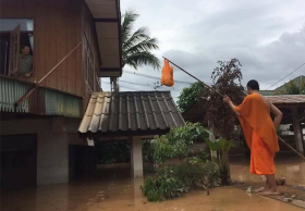 ชาวเน็ตร่วมแชร์ภาพ พระน่าน ทำอาหารส่งชาวบ้านน้ำท่วม