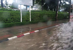 กทม.เจอฝนหนักทำรถติด น้ำท่วมถึงฟุตบาท!!  
