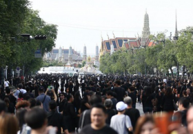 กทม. สั่งห้ามขายของรอบพระบรมมหาราชวัง และงดแจกอาหารหลัง 2 ทุ่ม