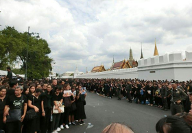 แจ้งเรื่องแต่งกาย เพศที่สาม ในการเข้าสักการะเบื้องหน้าพระบรมศพ