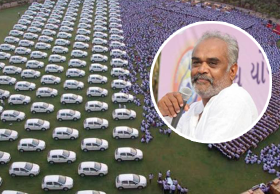 เจ้านายชาวอินเดียแจกรถยนต์ และอพาร์ทเมนท์ ให้เป็นรางวัลพนักงานกว่า 5,000 คน