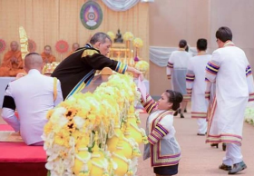 ทรงเอื้อมพระหัตถ์พระราชทานปริญญาบัตรแก่บัณฑิตร่างเล็ก