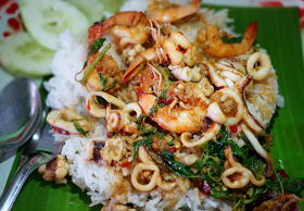 แม่ค้าผุดเมนูกะเพราถาดยักษ์ หมึก-กุ้ง จัดหนักมาก ไม่ได้มาเป็นวิญญาณกะเพรา