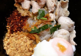 จบ ป.โท ไม่สนอาชีพลูกจ้าง เปิดร้านขายก๋วยเตี๋ยว รสกะปิ โดนใจวัยรุ่น