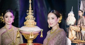 สุดงดงาม ‘แอฟ-แต้ว’ ร่วมอัญเชิญพระเกี้ยวในงาน จุฬาฯ 100 ปี สวยสง่าในชุดไทย