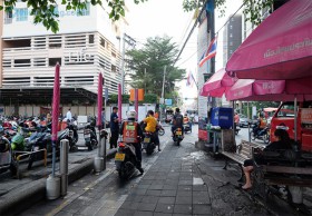 กทม.ประกาศ ส่งหลักฐานขับขี่-จอดรถบน “ทางเท้า” ได้ส่วนแบ่งค่าปรับ50%