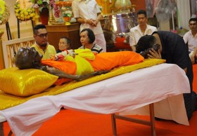 อัศจรรย์สังขารหลวงพ่อพูล “สีทอง” สิริมงคลชีวิต “ใกล้ชิดพระอริยสงฆ์” 7 พ.ค. เปลี่ยนผ้าครอง-ลงกระหม่อม