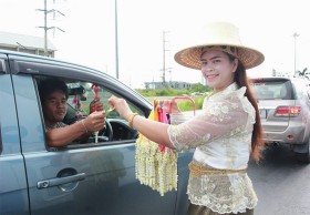 สาวนุ่งชุดไทยเดินขายพวงมาลัย เผยยอดพุ่งเกือบเท่าตัว ผุดไอเดียจากช่วงสงกรานต์