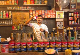 ลาออกจากครูอนุบาลมาเปิดร้านกาแฟย้อนยุค มานะ-มานี-ปิติ-ชูใจ ขายได้กว่าร้อยแก้วต่อวัน เลี้ยงครอบครัวได้สบายกว่า