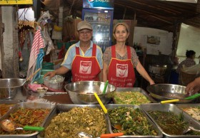 ข้าวแกงบุฟเฟ่ต์ตักไม่อั้น 40 บาท เสิร์ฟพร้อมขนม ลูกค้าเข้าวันละ 500 คน เจ้าของร้านเผย ราคานี้มีกำไร