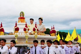 หนุ่มหล่อสาวสวย แห่งราชภัฏนครฯในพิธีอัญเชิญตราพระราชลัญจกรฯ